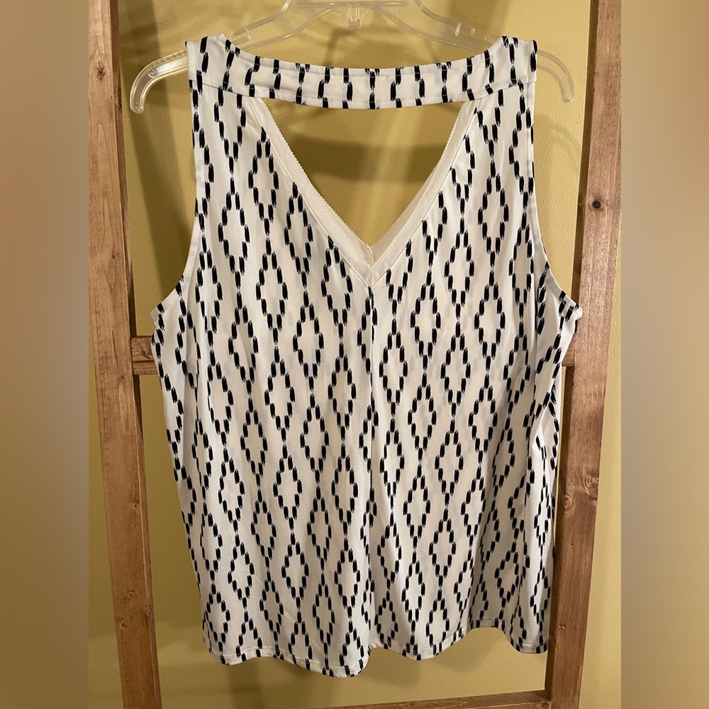 Banana Republic Size M white and black sleeveless blouse